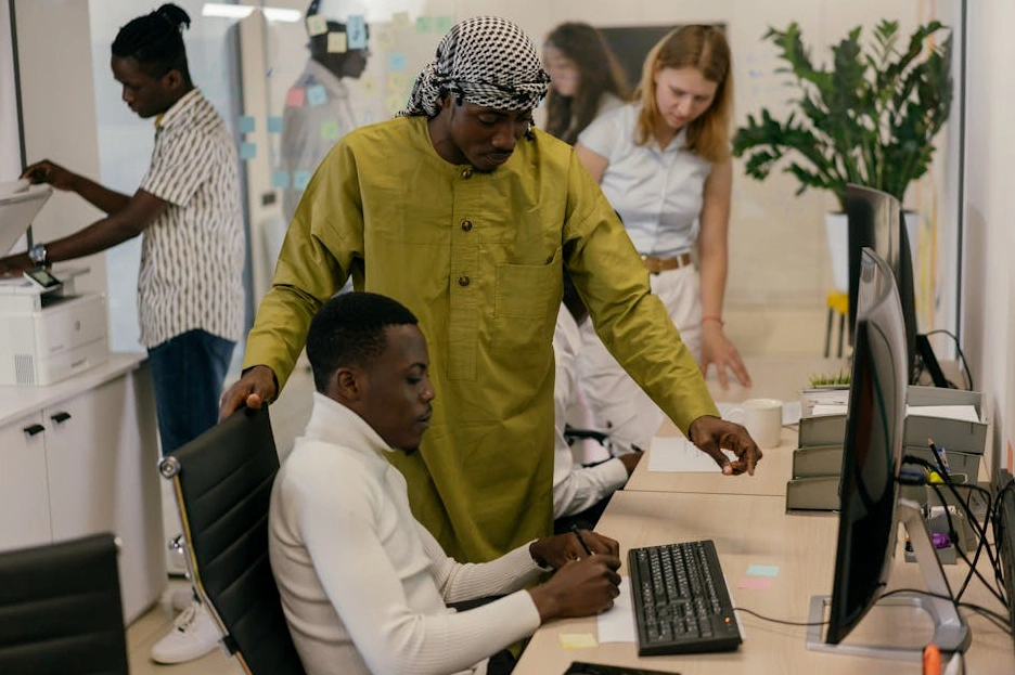 Team diversificato che collabora in un moderno ufficio luminoso.