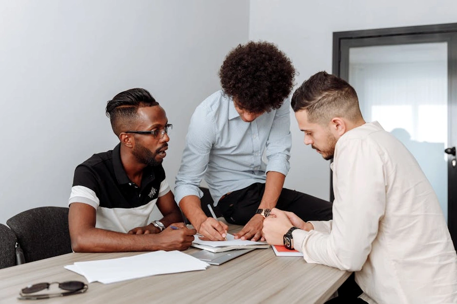 Persona che scrive su un taccuino durante una riunione di lavoro