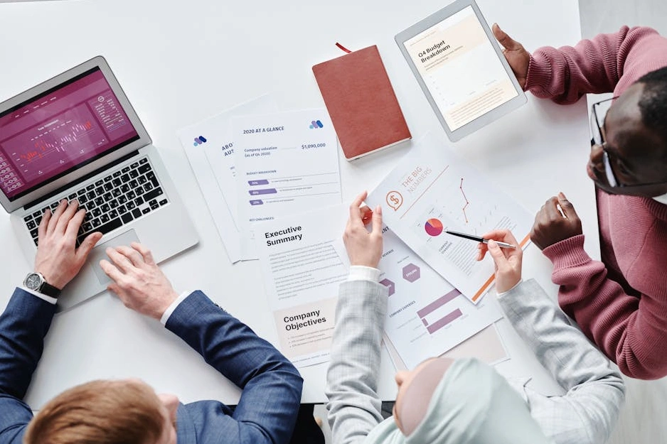 Professionista che lavora a un report finanziario sul proprio laptop